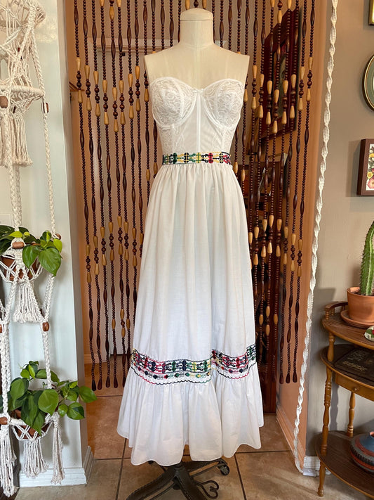 1970s White Prairie Skirt: Embroidered Boho Cottagecore Style (Size 4/6)