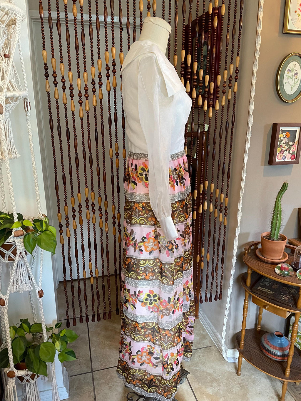70s Flower Power Maxi Dress: Psychedelic Daisy Print, Size 10
