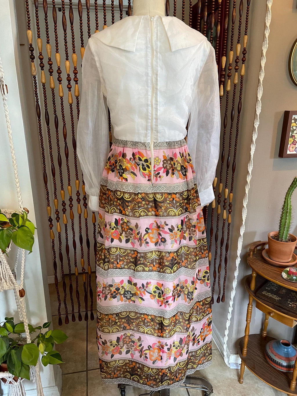 70s Flower Power Maxi Dress: Psychedelic Daisy Print, Size 10
